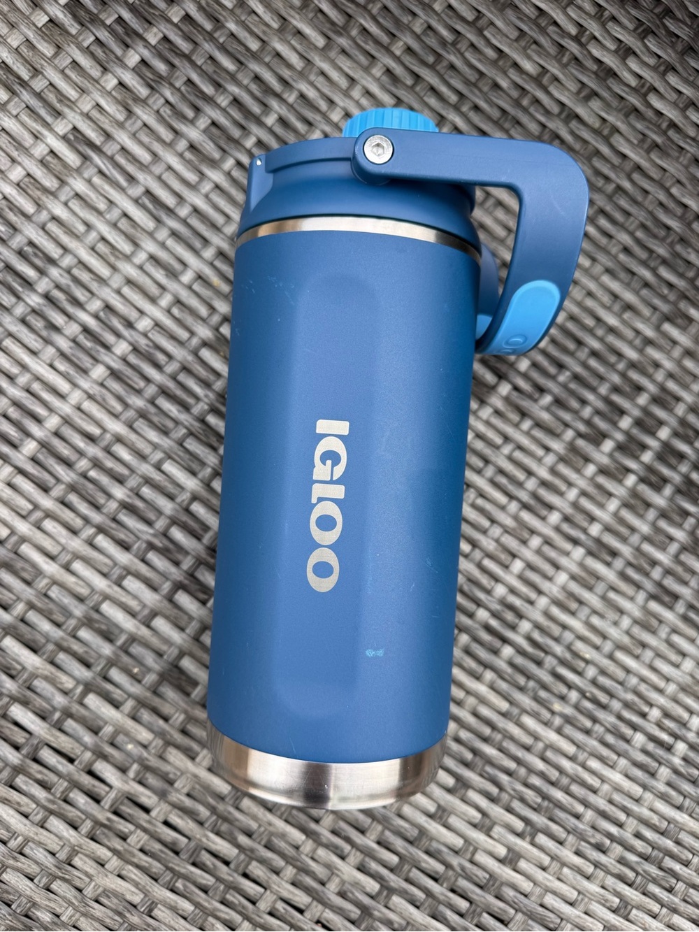 Igloo Matte Blue 36 oz Travel Chug Tumbler Bottle with Handle